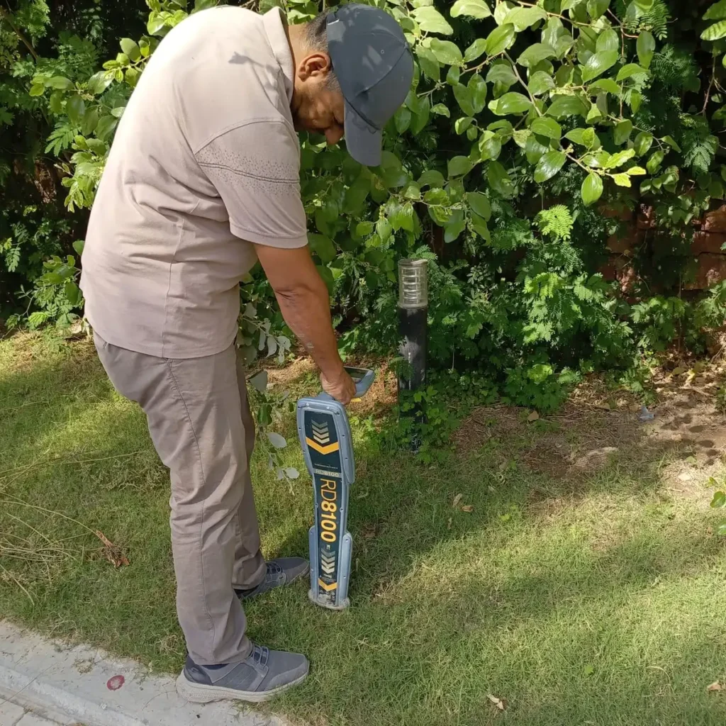Locating a buried service with the Radiodetection RD8100 beside a lighting column