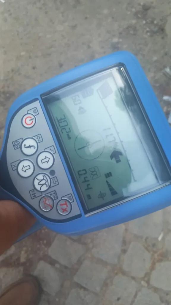RD8200G display showing a located utility at 0.44 m depth carrying 303 mA of signal current