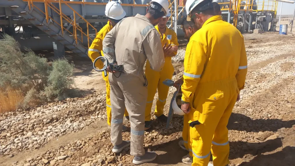 Trainees working at an open chamber during the practical part of the RD8200G course