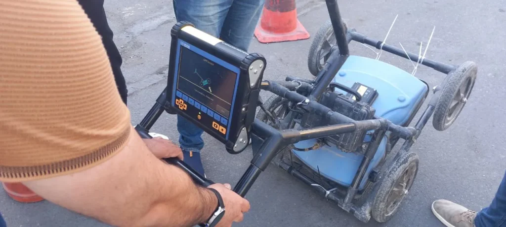 GPR control unit showing a live profile during the practical session